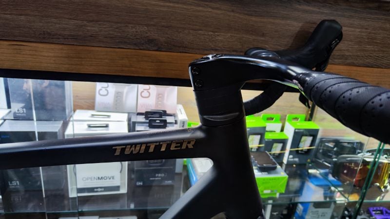 BICICLETA DE RUTA TWITTER C6 COLOR NEGRO ALUMINIO CON MANUBRIO INTEGRADO DE CARBONO 12V TRANSMISION RETROSPEC