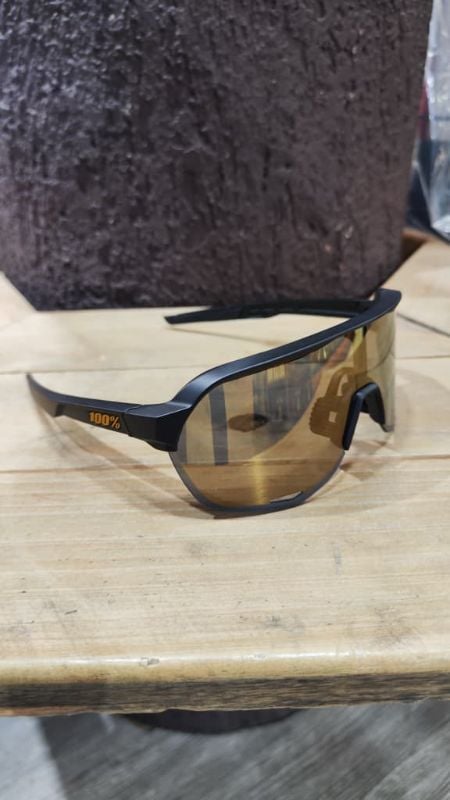Lentes 100% montura negra letras doradas y cristal polarizado verde