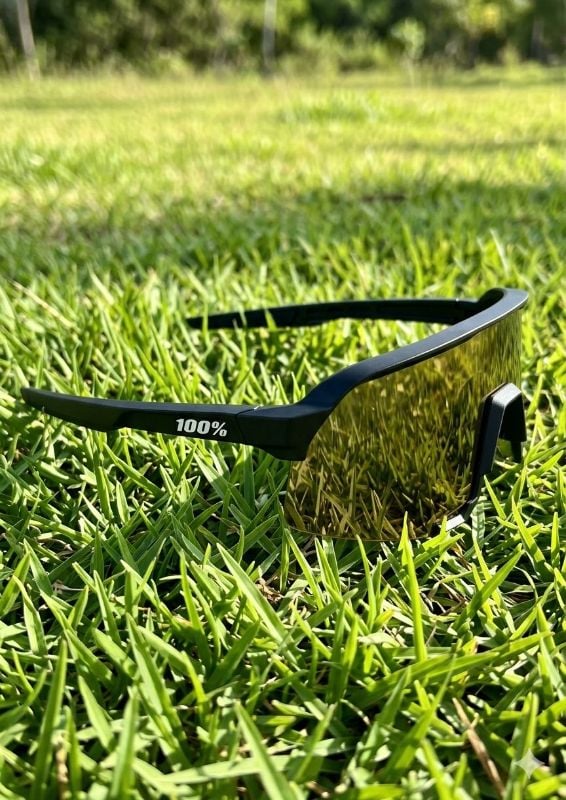 Lentes 100% montura negra letras blancas cristal polarizado levemente dorado