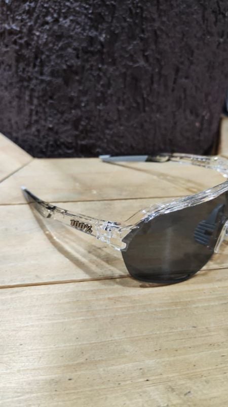 Lentes 100% montura transparente letras plateadas cristal negro