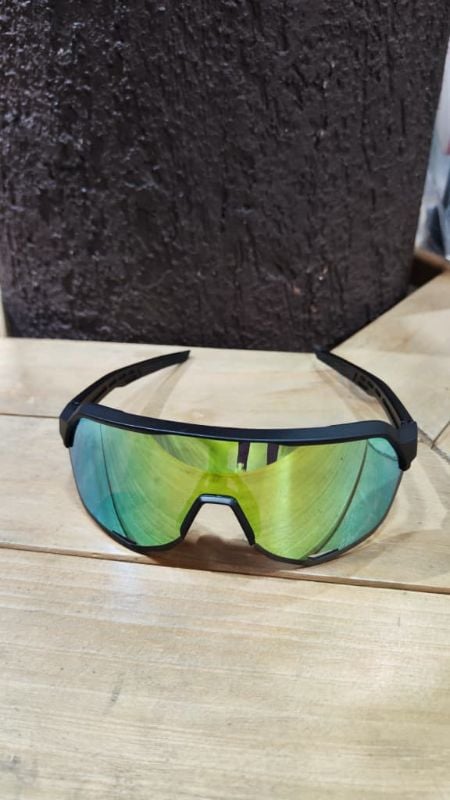 Lentes 100% montura negra letras doradas y cristal polarizado verde