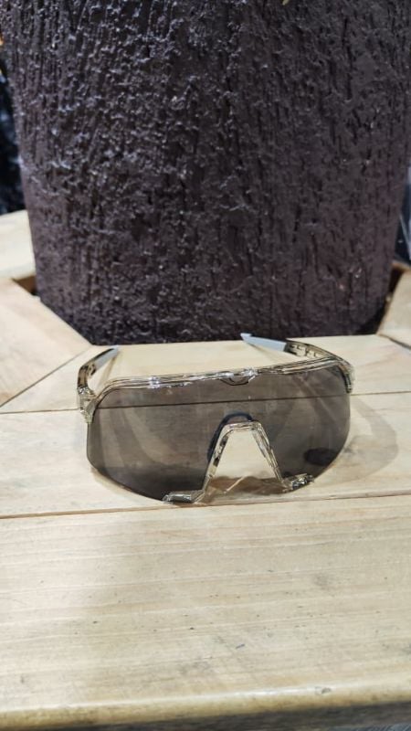Lentes 100% montura transparente letras plateadas cristal negro un poco más grande y cuadrado