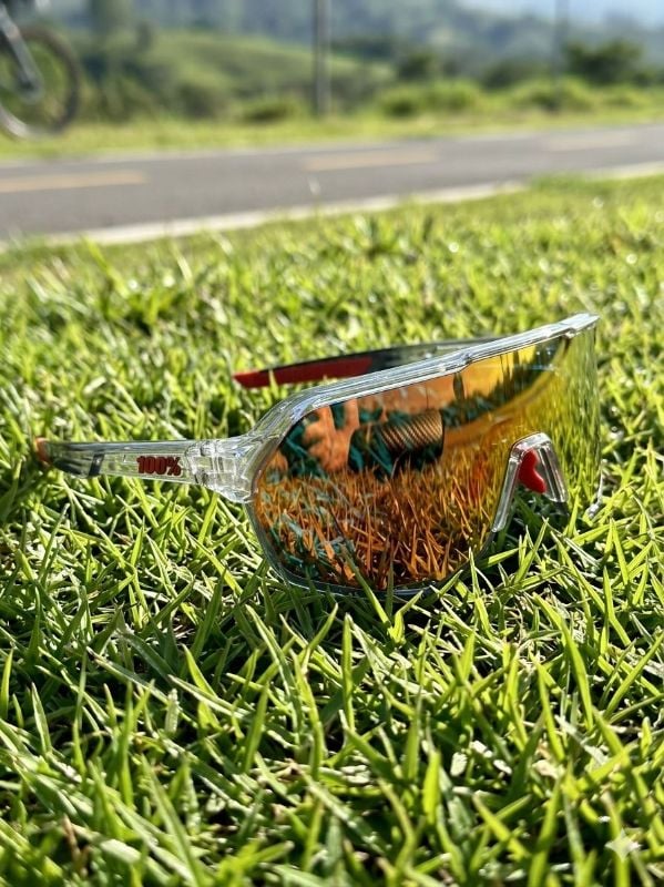 Lentes 100% montura transparente letras rojas y cristal polarizado rojo