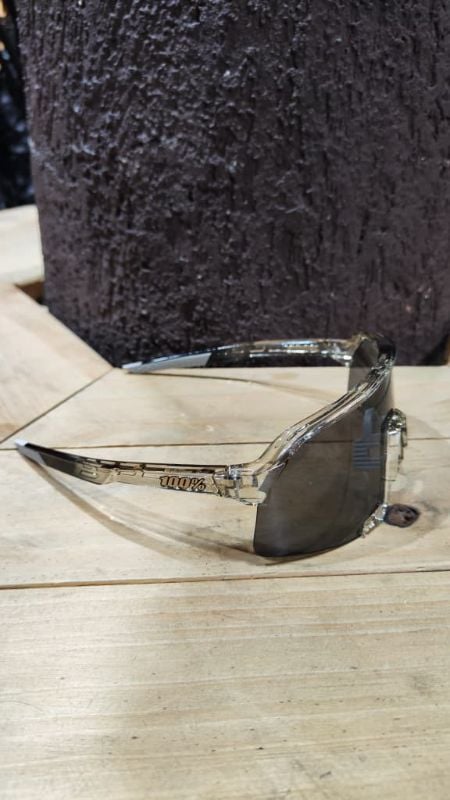 Lentes 100% montura transparente letras plateadas cristal negro un poco más grande y cuadrado