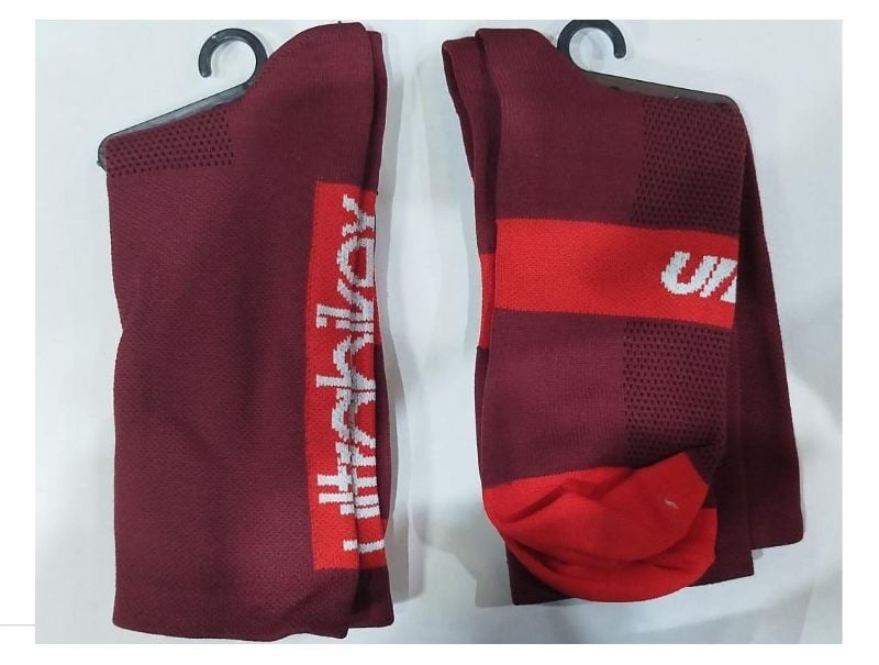 MEDIAS UBX VINOTINTO CON ROJO