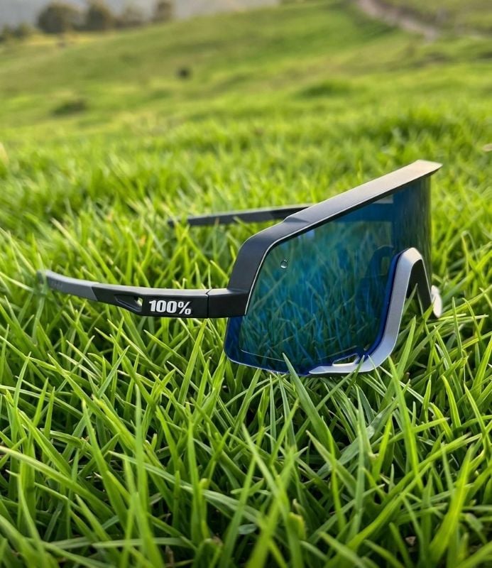 Lentes 100% montura negra letras blancas y cristal polarizado verde