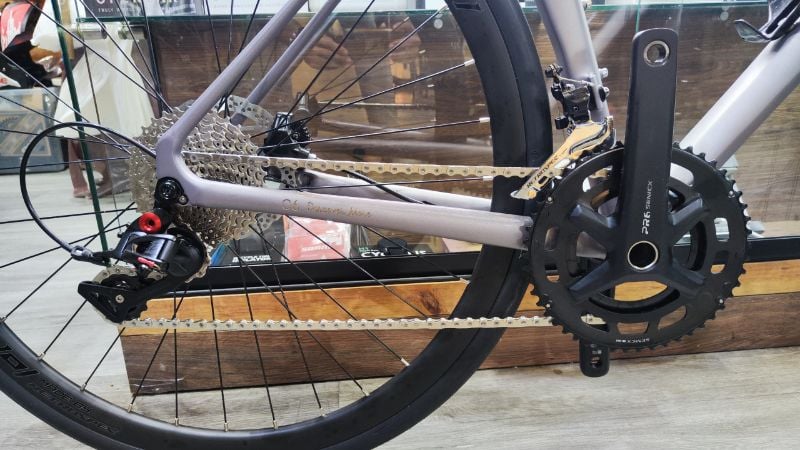 BICICLETA DE RUTA TWITTER C6 COLOR GRIS ALUMINIO CON MANUBRIO INTEGRADO DE CARBONO 12V TRANSMISION RETROSPEC
