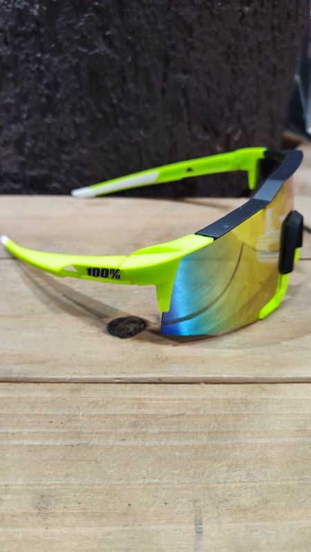 Lentes 100% montura verde letras negras cristal polarizado