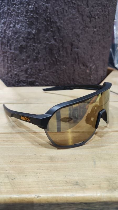 Lentes 100% montura negra letras doradas y cristal polarizado verde