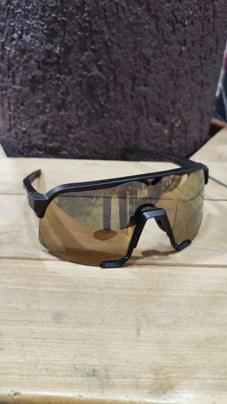 Lentes 100% montura negra letras blancas cristal polarizado levemente dorado