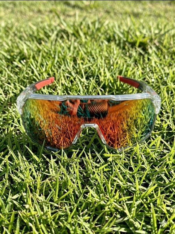 Lentes 100% montura transparente letras rojas y cristal polarizado rojo