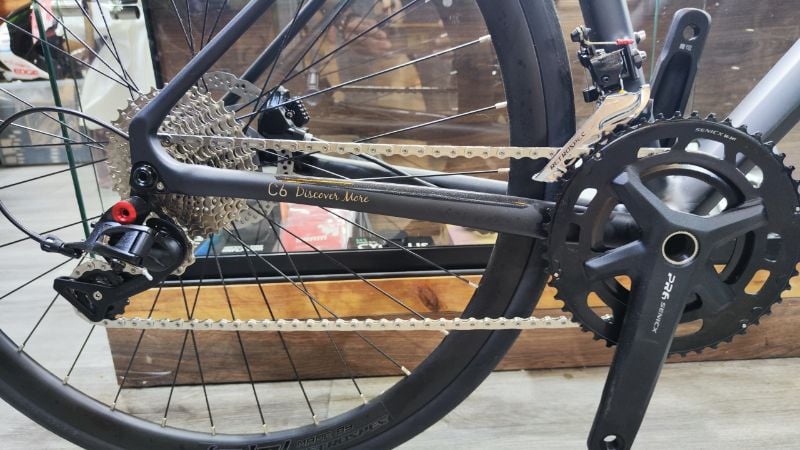 BICICLETA DE RUTA TWITTER C6 COLOR NEGRO ALUMINIO CON MANUBRIO INTEGRADO DE CARBONO 12V TRANSMISION RETROSPEC
