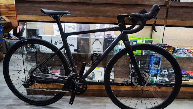 BICICLETA DE RUTA TWITTER C6 COLOR NEGRO ALUMINIO CON MANUBRIO INTEGRADO DE CARBONO 12V TRANSMISION RETROSPEC