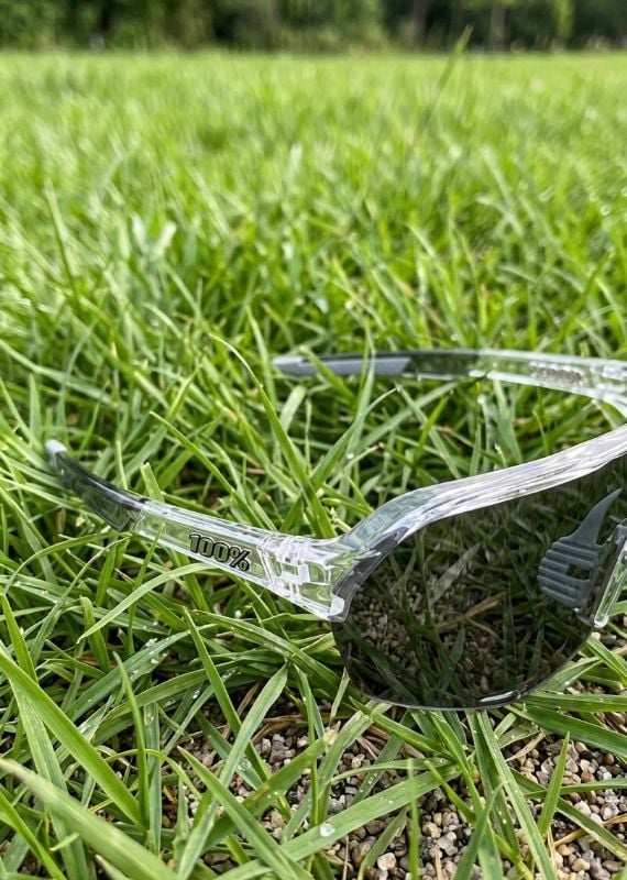 Lentes 100% montura transparente letras plateadas cristal negro