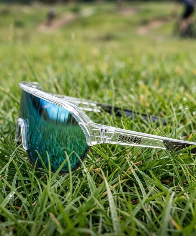 Lentes 100% montura transparente letras plateadas cristal ligeramente verde
