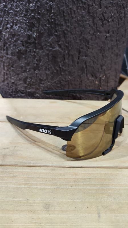 Lentes 100% montura negra letras blancas cristal polarizado levemente dorado