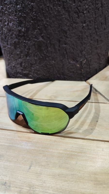 Lentes 100% montura negra letras doradas y cristal polarizado verde