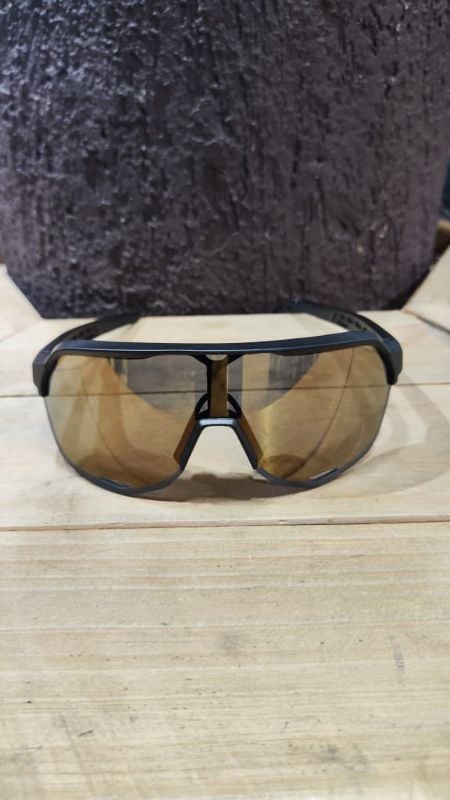 Lentes 100% montura negra letras doradas y cristal polarizado verde