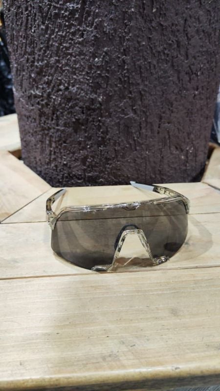 Lentes 100% montura transparente letras plateadas cristal negro un poco más grande y cuadrado