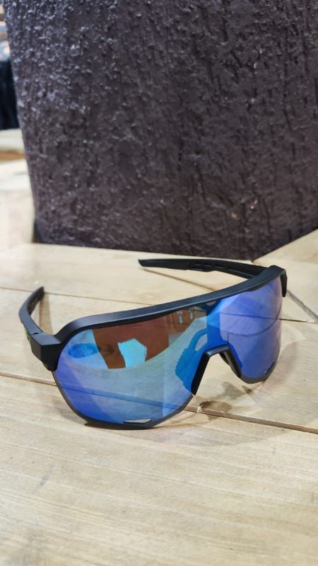 Lentes 100% montura negra letras verdes y cristal polarizado verde