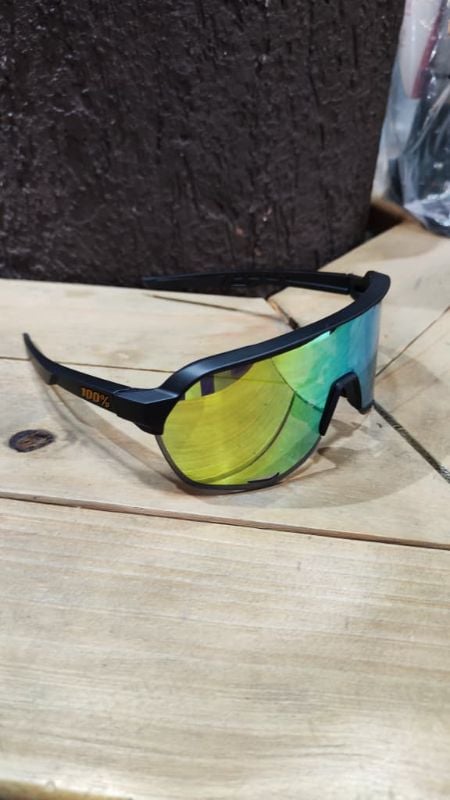 Lentes 100% montura negra letras doradas y cristal polarizado verde