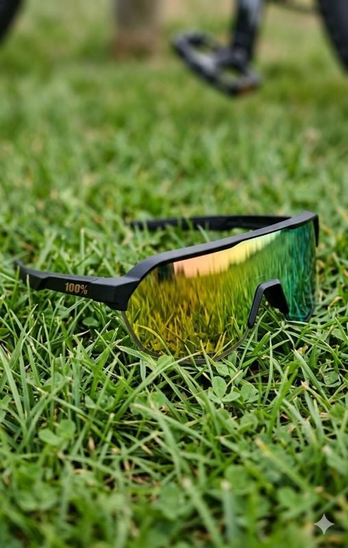 Lentes 100% montura negra letras doradas y cristal polarizado verde