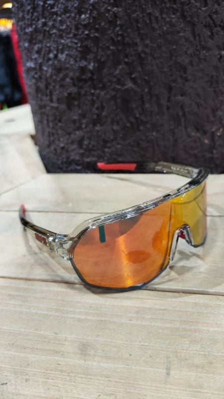 Lentes 100% montura transparente letras rojas y cristal polarizado rojo