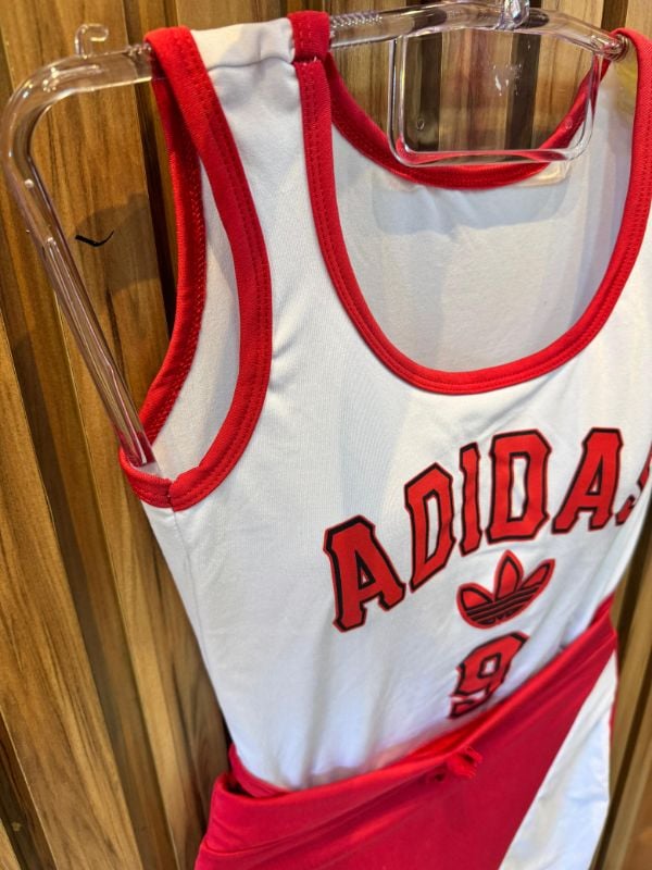 Body y minifalda Adidas