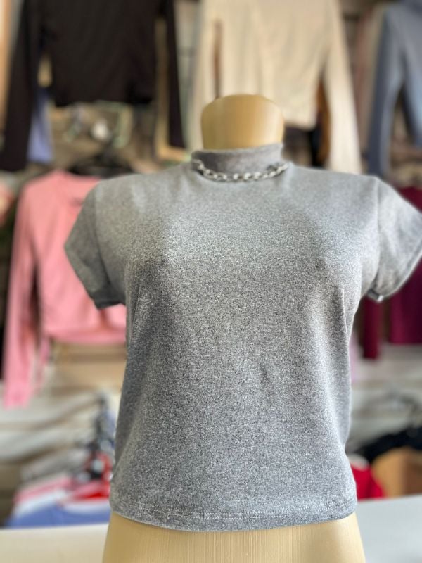 Blusas crops con cadena