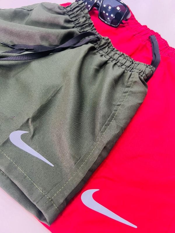 Shorts básicos en tela corta viento