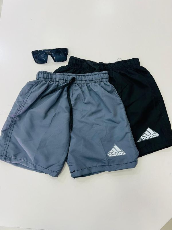 Shorts básicos en tela corta viento