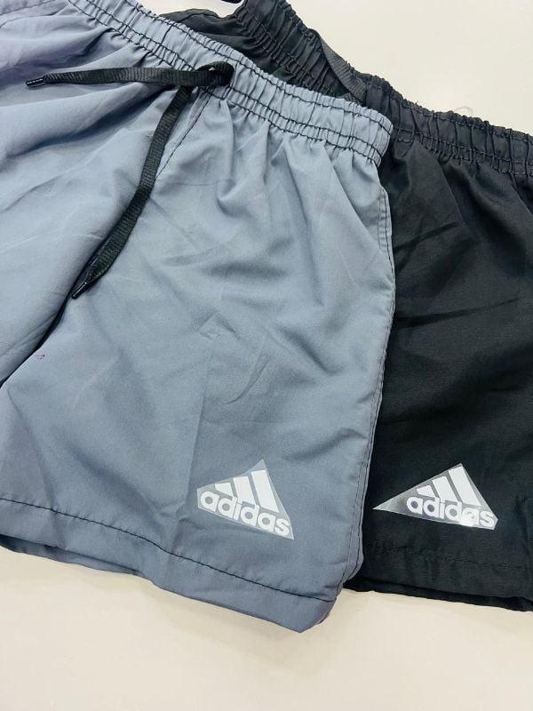 Shorts básicos en tela corta viento