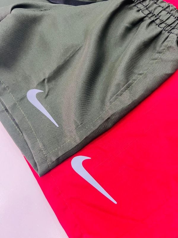 Shorts básicos en tela corta viento