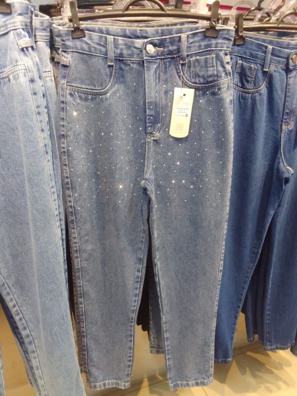 Jeans mom en colores celeste y negro