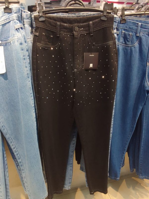 Jeans mom en colores celeste y negro