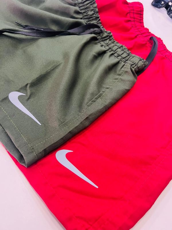 Shorts básicos en tela corta viento