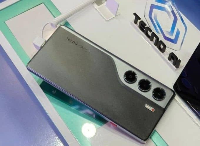 CAMON 40 pro GRIS
Tecno 256Go + 16Go ram (8+8)