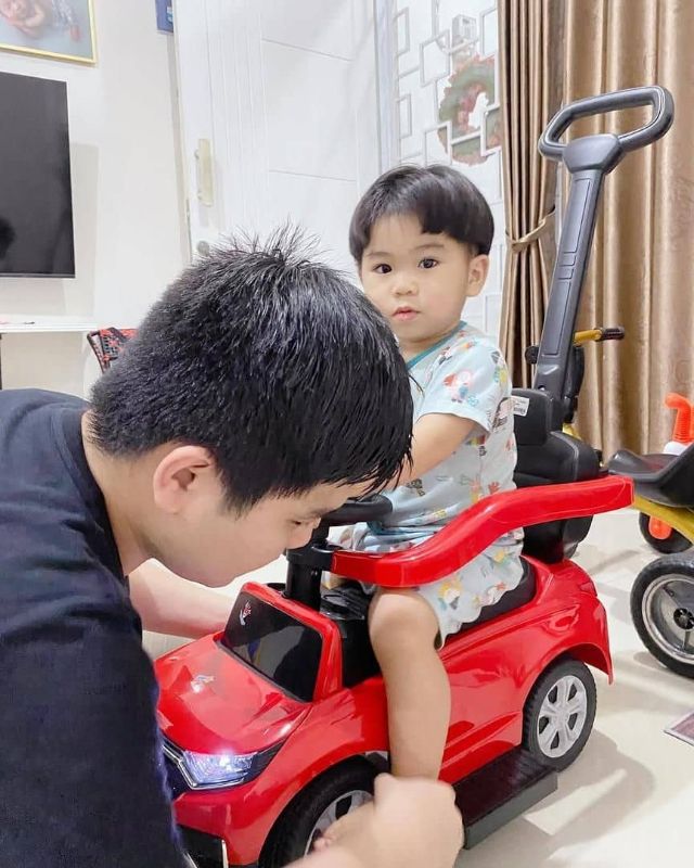 TRICYCLE ÉLECTRIQUE AVEC PILES POUR ENFANT
Tout Terrain jusqu'à 3 ans
.Enfant de 1 à 3 ans
