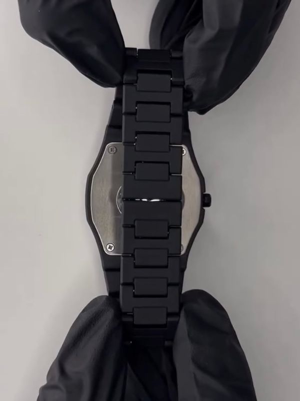 Black Minimalist Analog Wrist Aura Watch