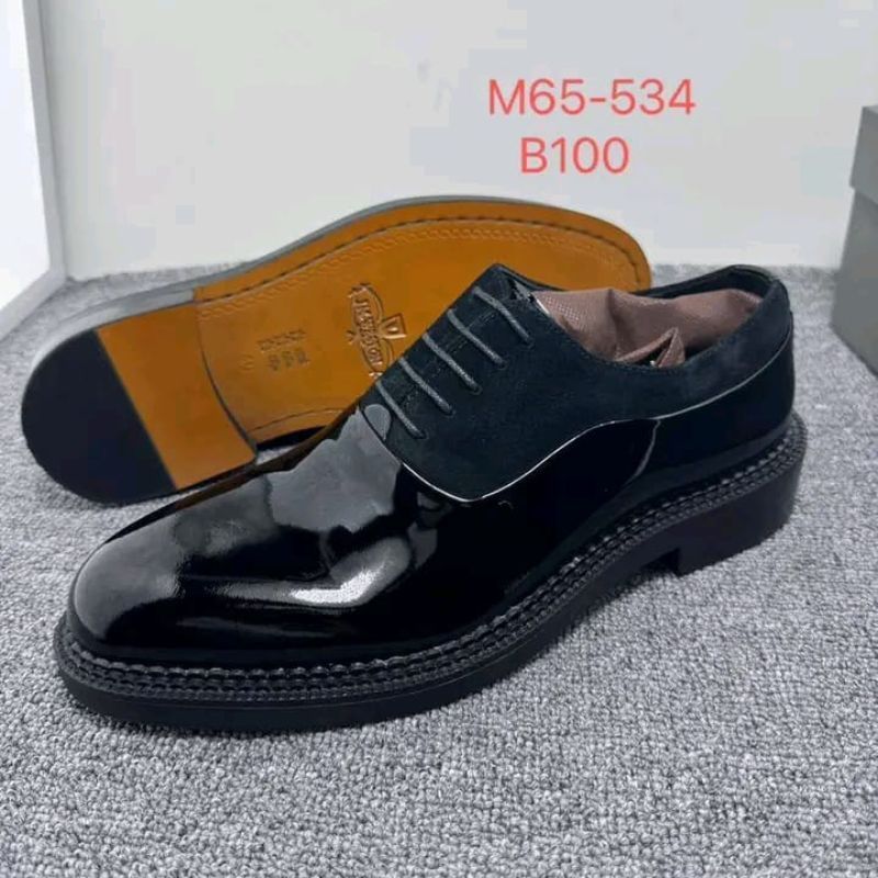 Oxford en cuir verni et en daim noir.