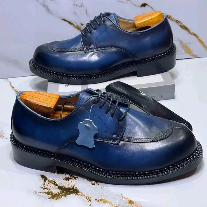 derby en cuir bleu patiné.