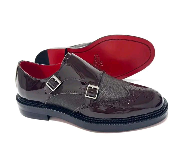 M. Weston, reconnaissable à sa triple semelle en cuir et à ses détails de bout fleuri.