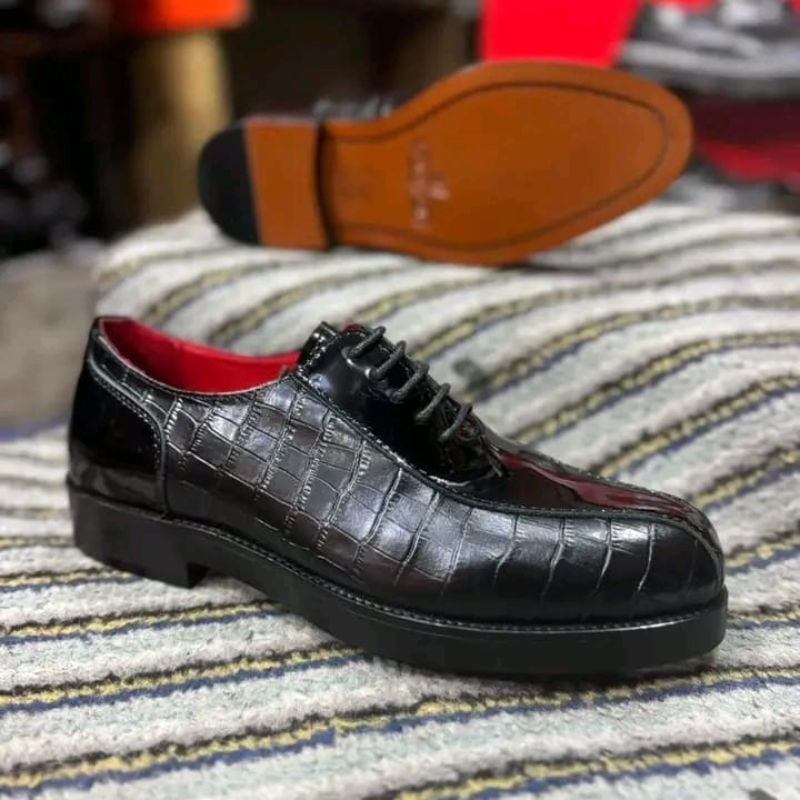 .M. Weston en cuir d'alligator noir avec une doublure rouge.