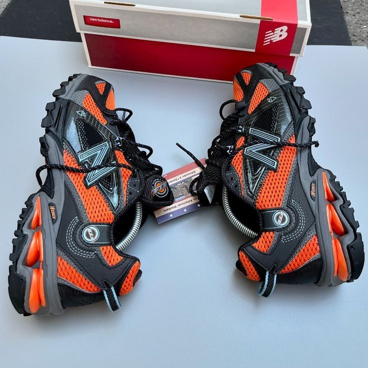 New Balance 814 "Limited Edition" de couleur noire et orange.