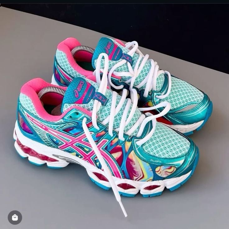 chaussures de course ASICS Gel-Nimbus 16 pour femme.