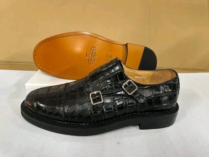 double boucle en cuir de crocodile noir.