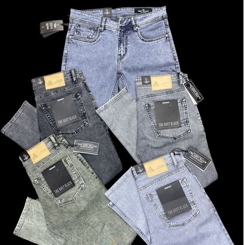 jeans en denim de différentes couleurs, notamment gris et noir, de la marque The Grey Black.
