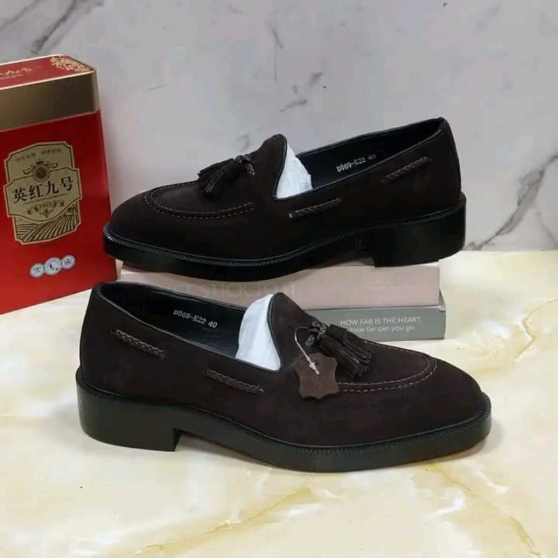 mocassin en daim à pampilles de la marque Clarks.