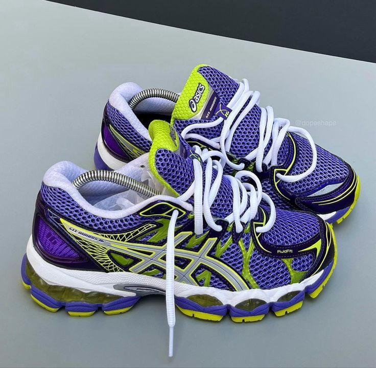 ASICS Gel-Nimbus 16 pour femme, de couleur violette, jaune et blanche.