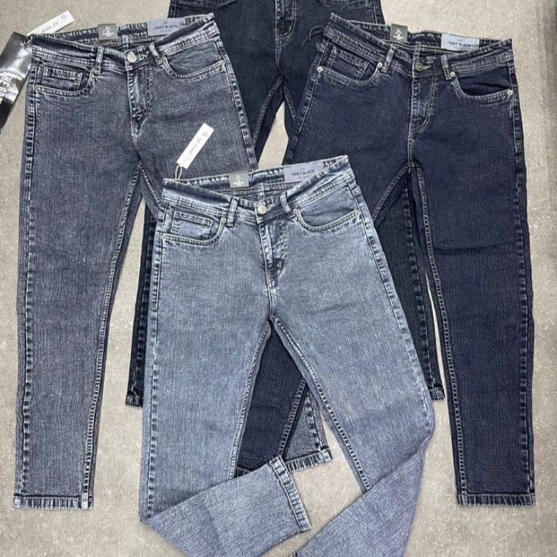 jeans de coupe droite pour homme, de différentes couleurs.